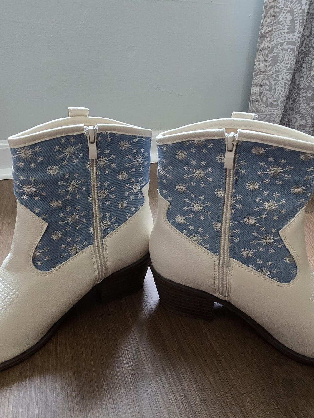 Olivia & Kate White Blue Floral Western Cowboy Ankle Boots Size 9 NEW - Picture 4 of 9
